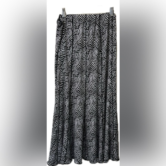 Laura PLUS Black & White A-Line Flowy Midi Skirt. Size 14. - Picture 4 of 10